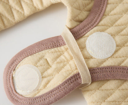 Gesteppter Baby Strampler aus Baumwolle – weicher Wickelstrampler mit Tiermotiv