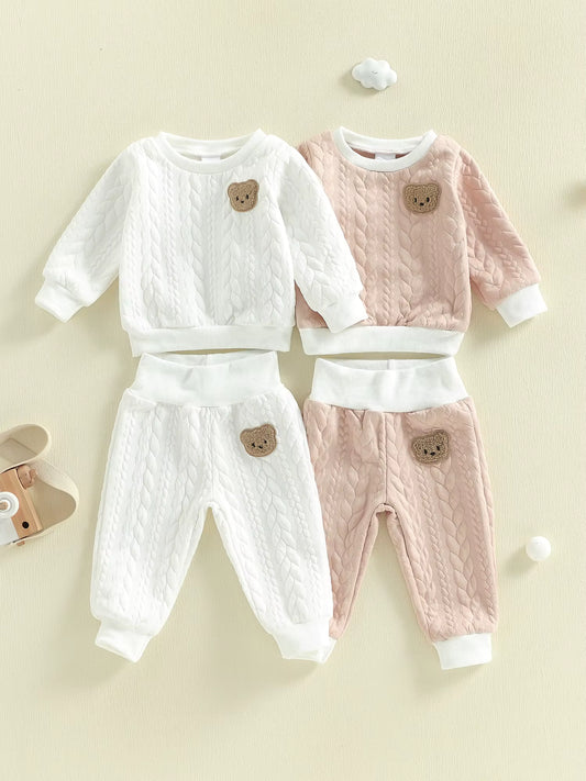 Zweiteiliges Baby-Set aus Steppstoff mit Bärenpatch – Pullover & Hose
