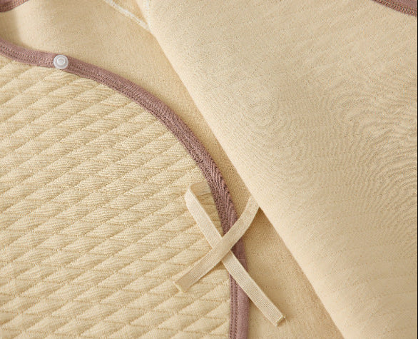 Gesteppter Baby Strampler aus Baumwolle – weicher Wickelstrampler mit Tiermotiv