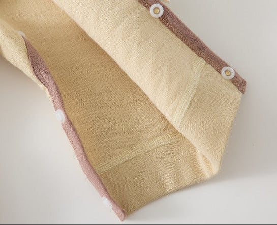 Gesteppter Baby Strampler aus Baumwolle – weicher Wickelstrampler mit Tiermotiv
