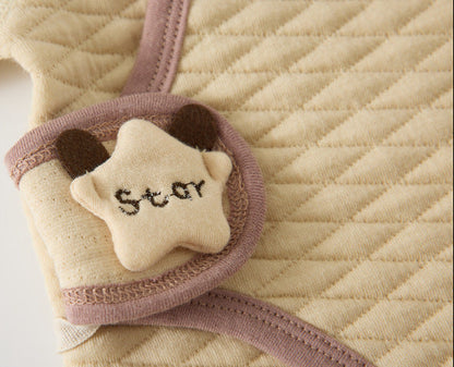 Gesteppter Baby Strampler aus Baumwolle – weicher Wickelstrampler mit Tiermotiv