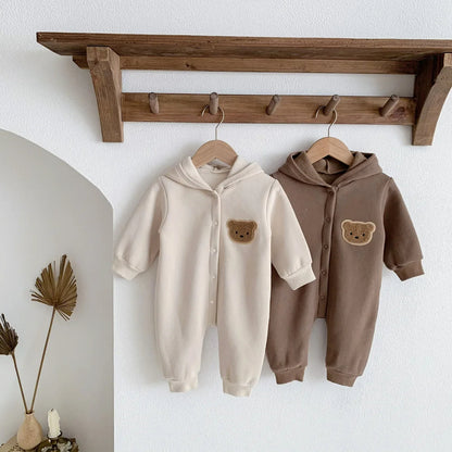 Kuscheliger Bären-Overall für kleine Entdecker