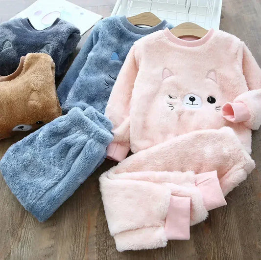 Kuscheliger Tiertraum: Flauschiger Kinder-Pyjama von Modern Kid