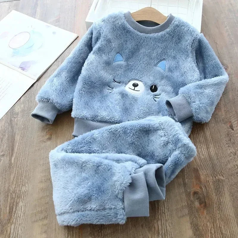 Kuscheliger Tiertraum: Flauschiger Kinder-Pyjama von Modern Kid