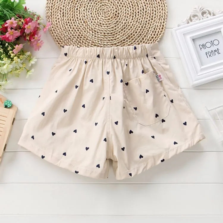 Zauberhafte Mädchen-Shorts mit Herzmuster und Schleifendetail