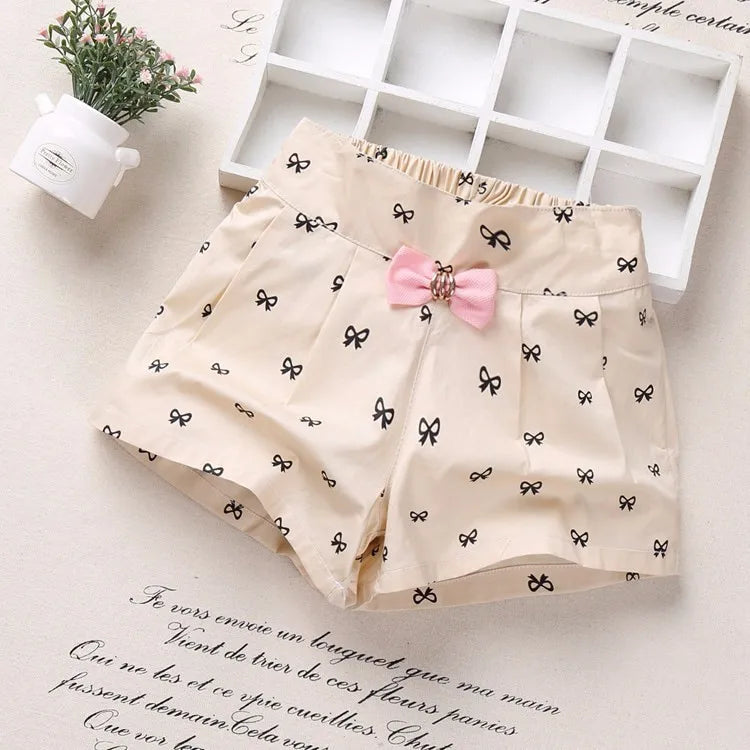 Zauberhafte Mädchen-Shorts mit Herzmuster und Schleifendetail