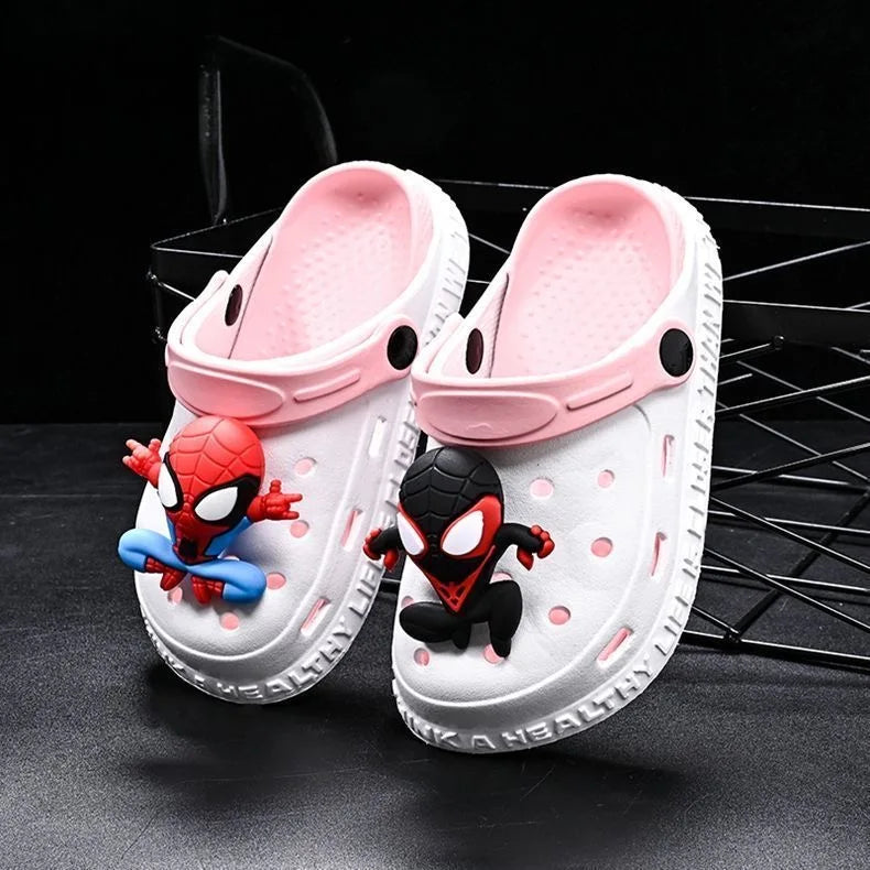 Kinder-Crocs mit Superhelden-Design