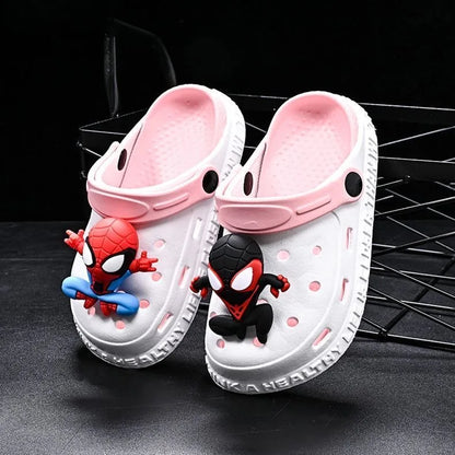 Kinder-Crocs mit Superhelden-Design