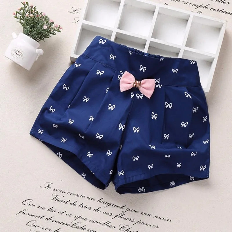 Zauberhafte Mädchen-Shorts mit Herzmuster und Schleifendetail