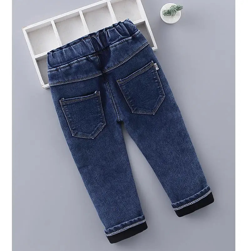 Warme Kinderjeans mit Schmetterlingsmotiv