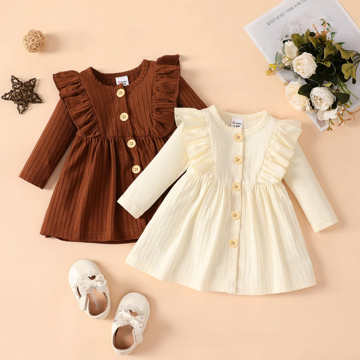 Baby-Kleid mit Rüschen und Knöpfen