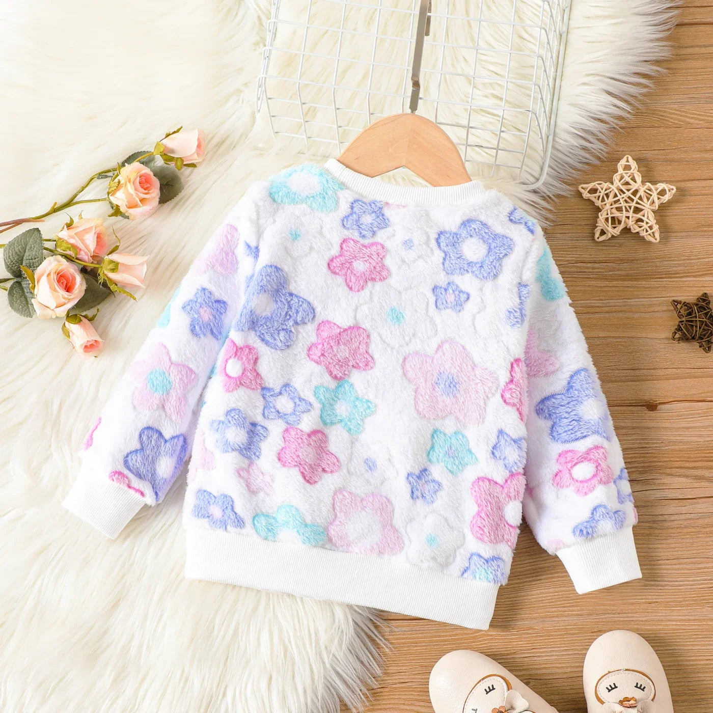 Flauschiger Kinderpullover mit Blumenmuster