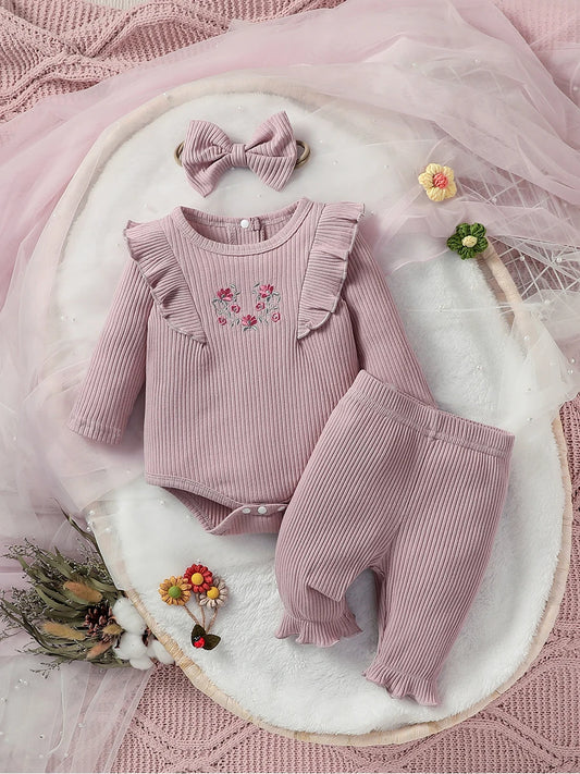 Baby-Set mit Rüschen und Blumenstickerei