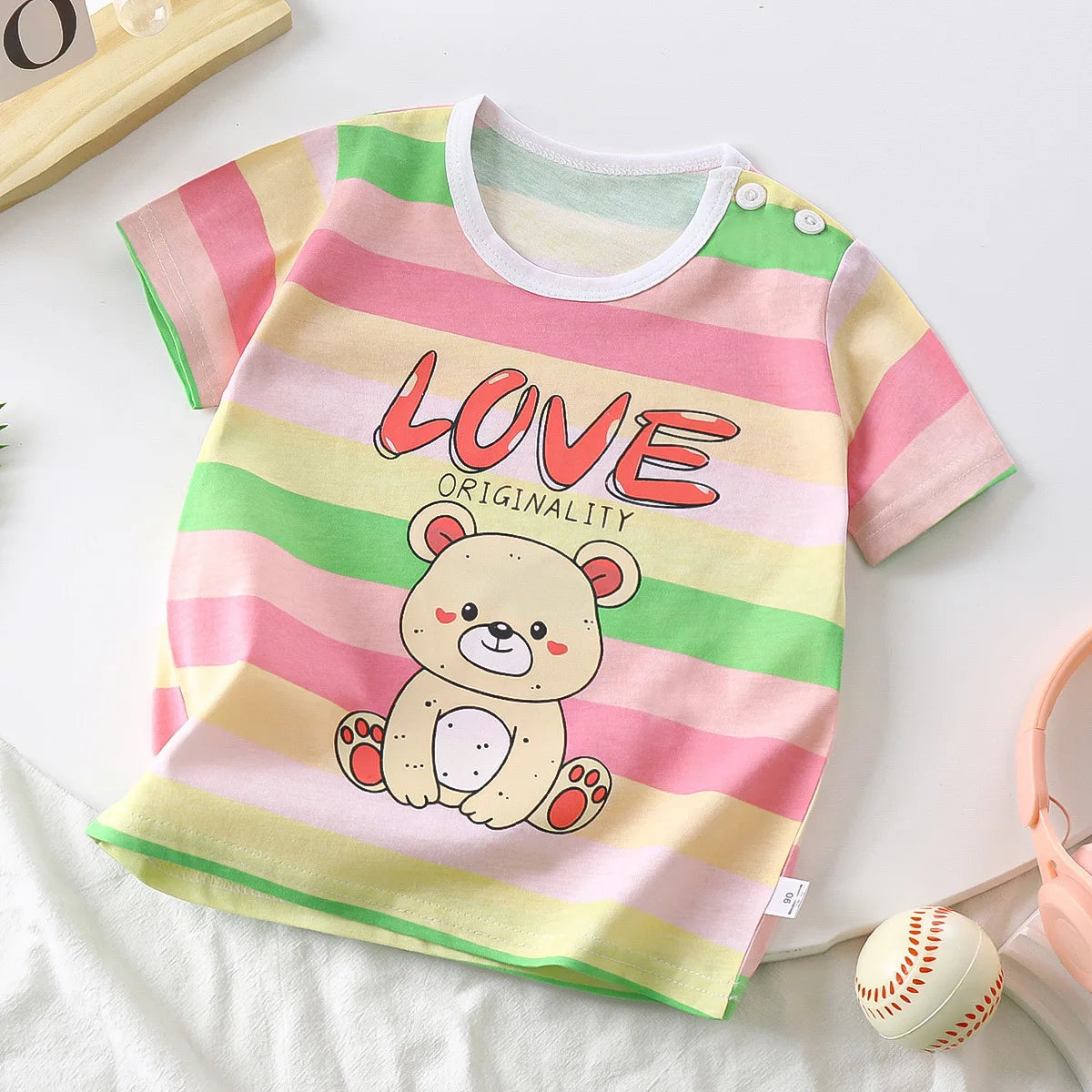 Bunte Kinder-T-Shirts mit fröhlichen Motiven