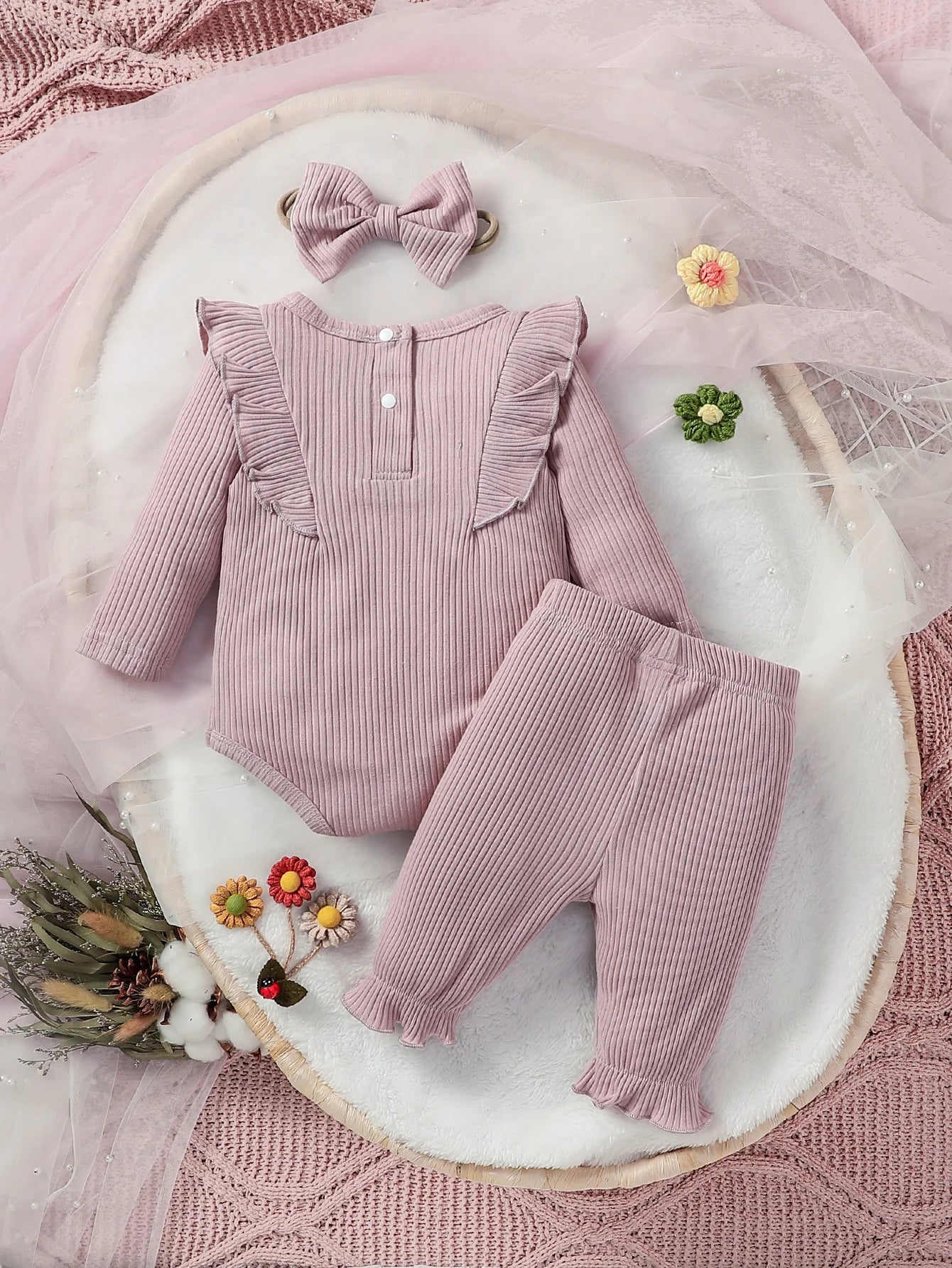 Baby-Set mit Rüschen und Blumenstickerei