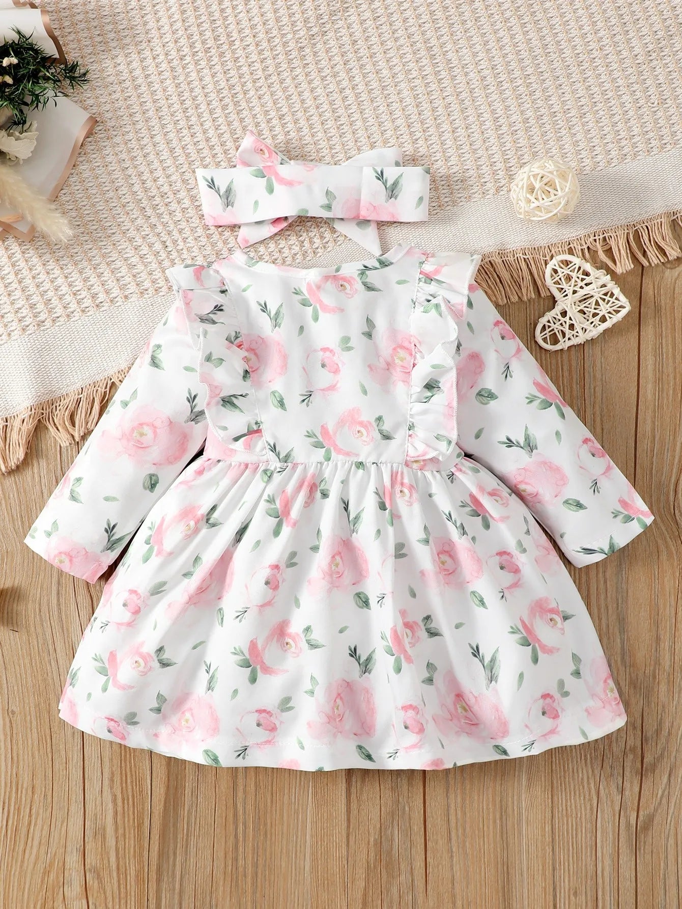 Zauberhaftes Baby-Kleid mit Blumenmuster und passendem Haarband