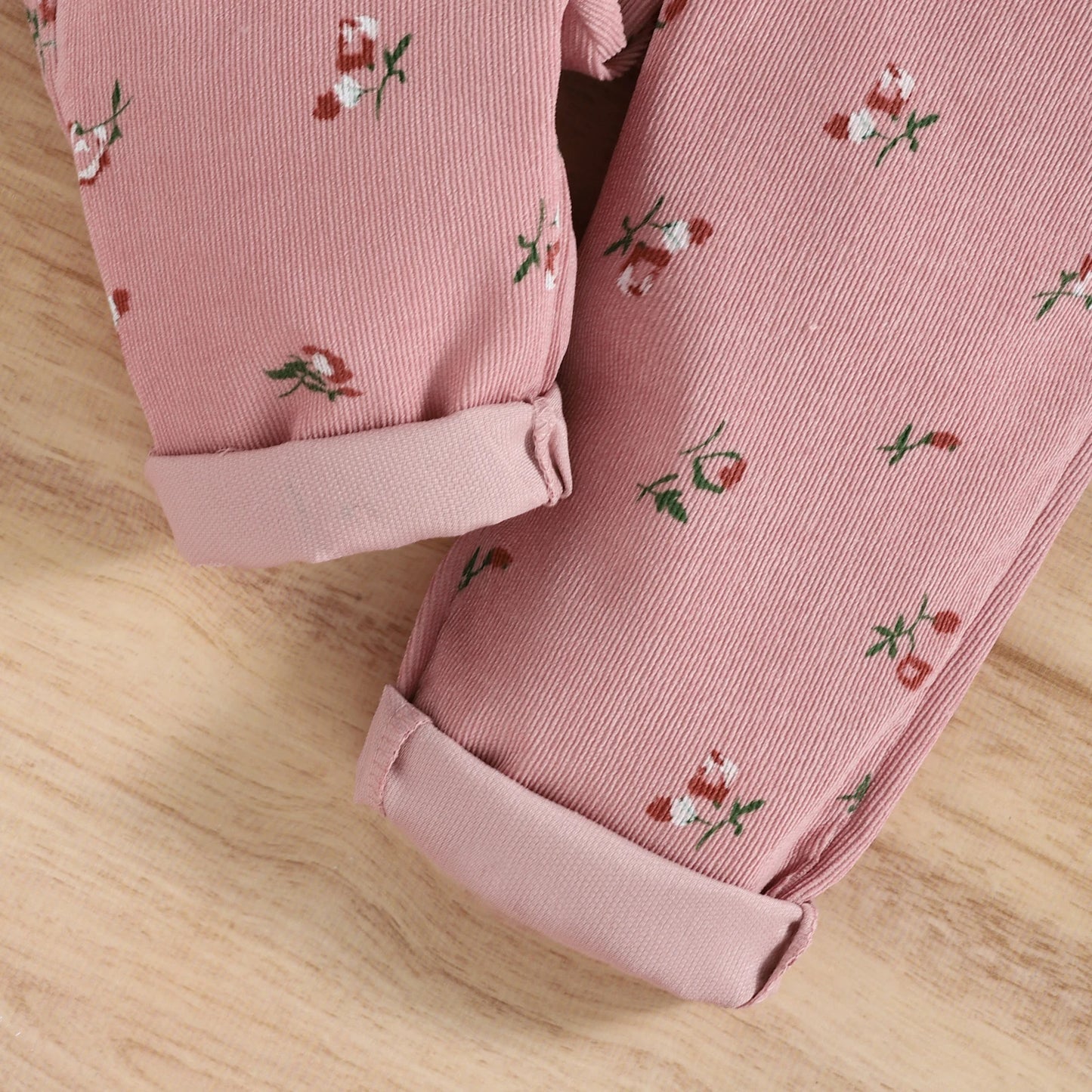 Niedlicher Baby-Overall mit Blumenmuster