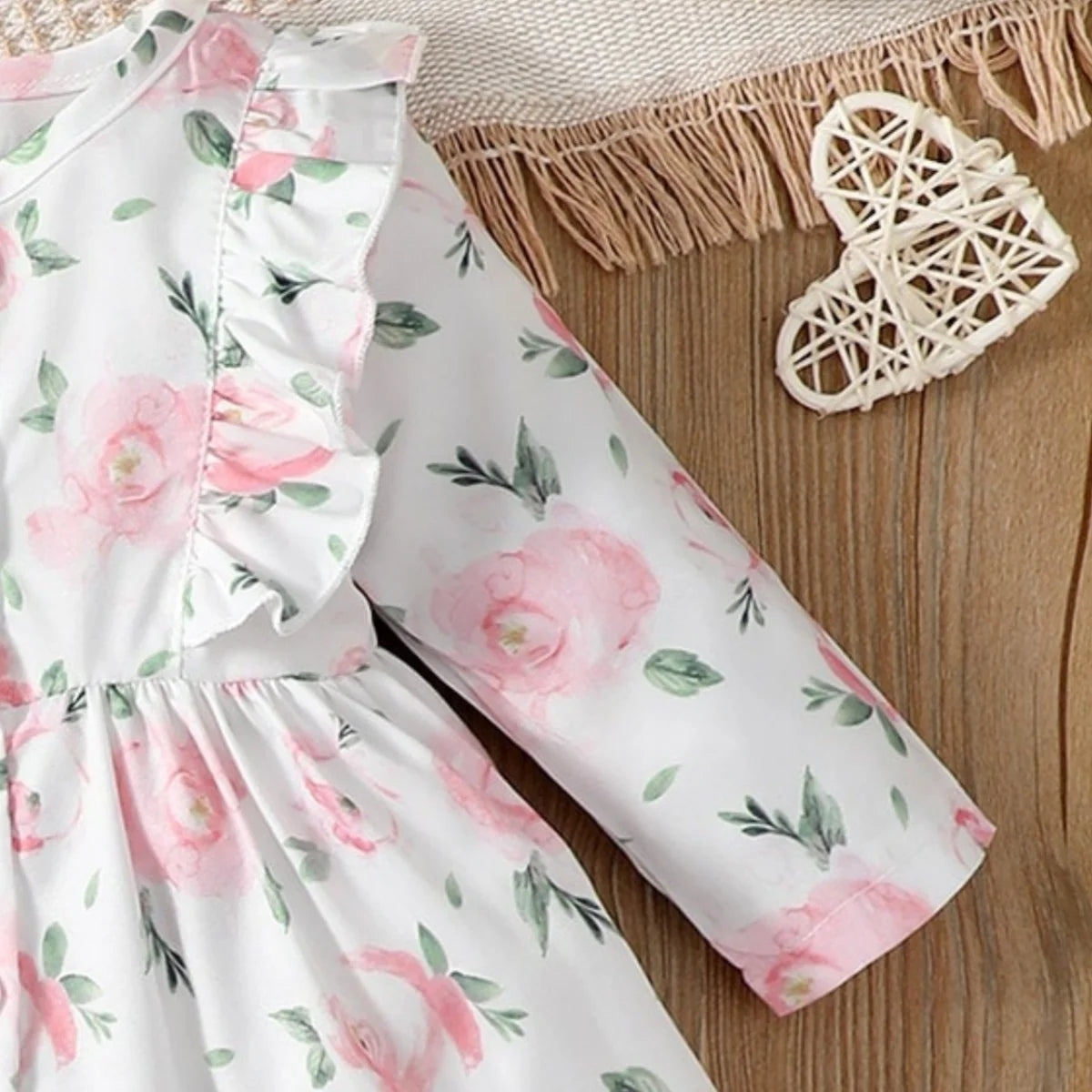 Zauberhaftes Baby-Kleid mit Blumenmuster und passendem Haarband