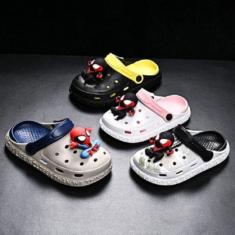 Kinder-Crocs mit Superhelden-Design