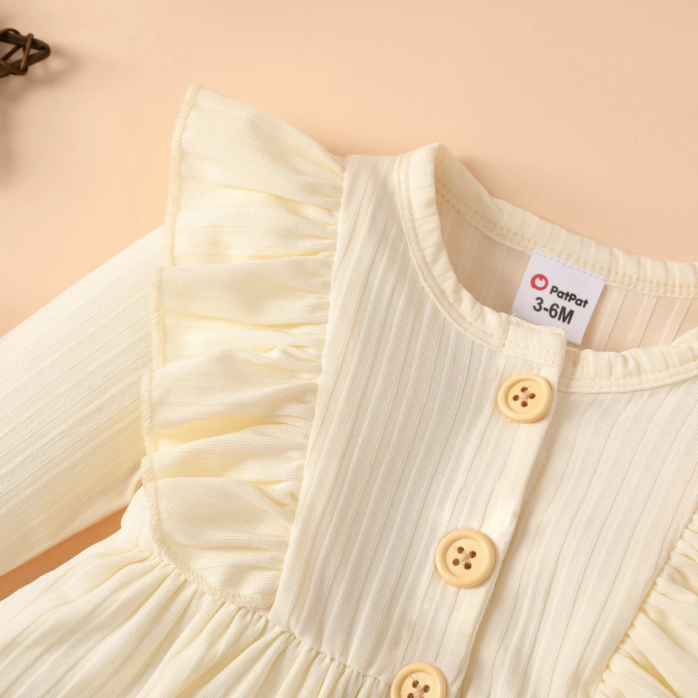 Baby-Kleid mit Rüschen und Knöpfen