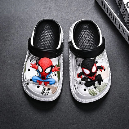 Kinder-Crocs mit Superhelden-Design