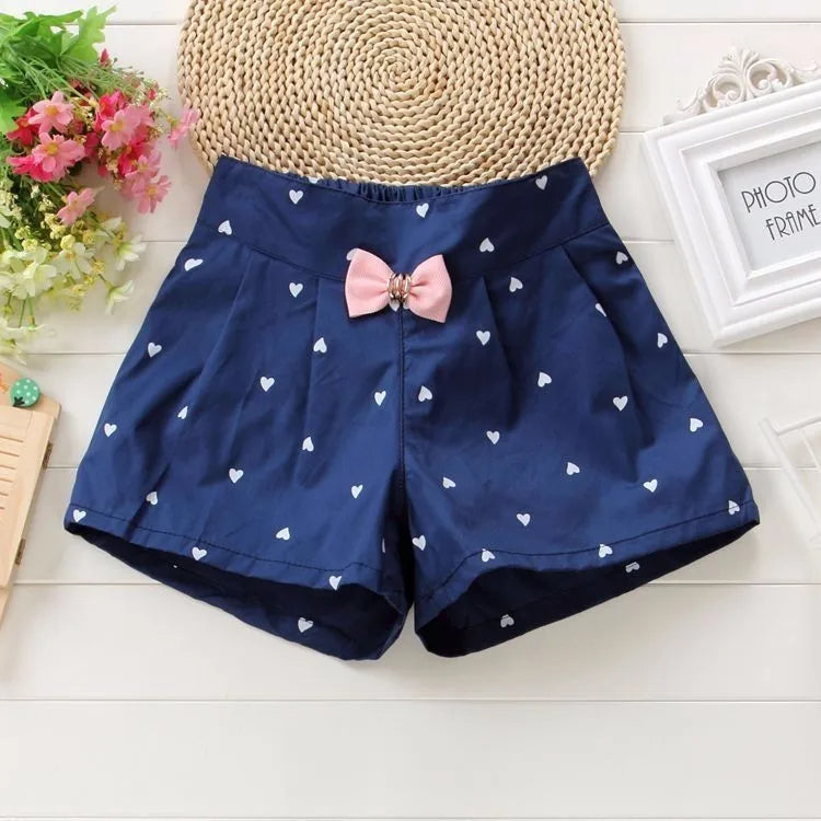 Zauberhafte Mädchen-Shorts mit Herzmuster und Schleifendetail