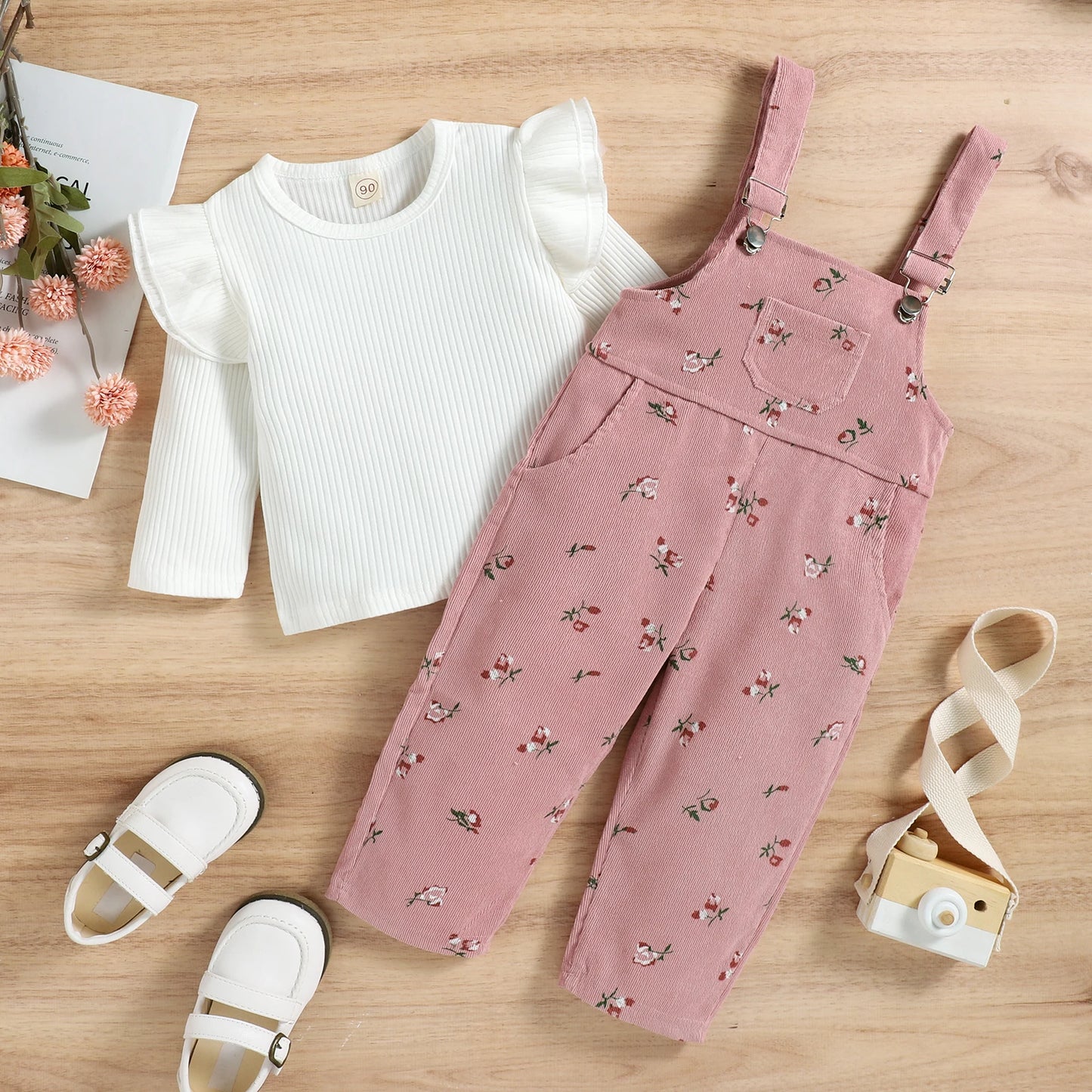 Niedlicher Baby-Overall mit Blumenmuster