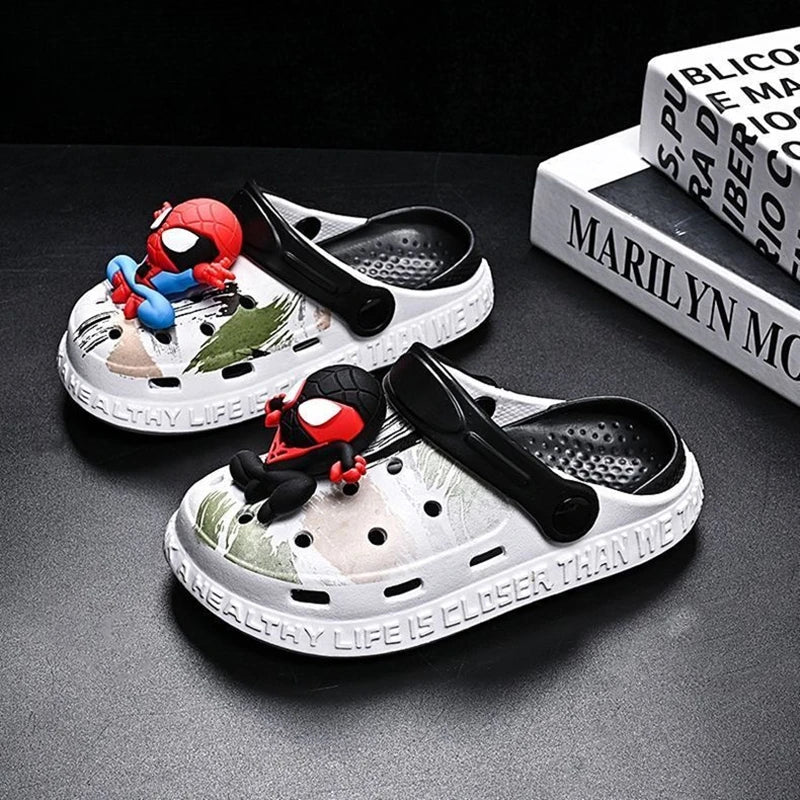 Kinder-Crocs mit Superhelden-Design