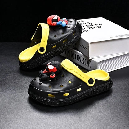 Kinder-Crocs mit Superhelden-Design