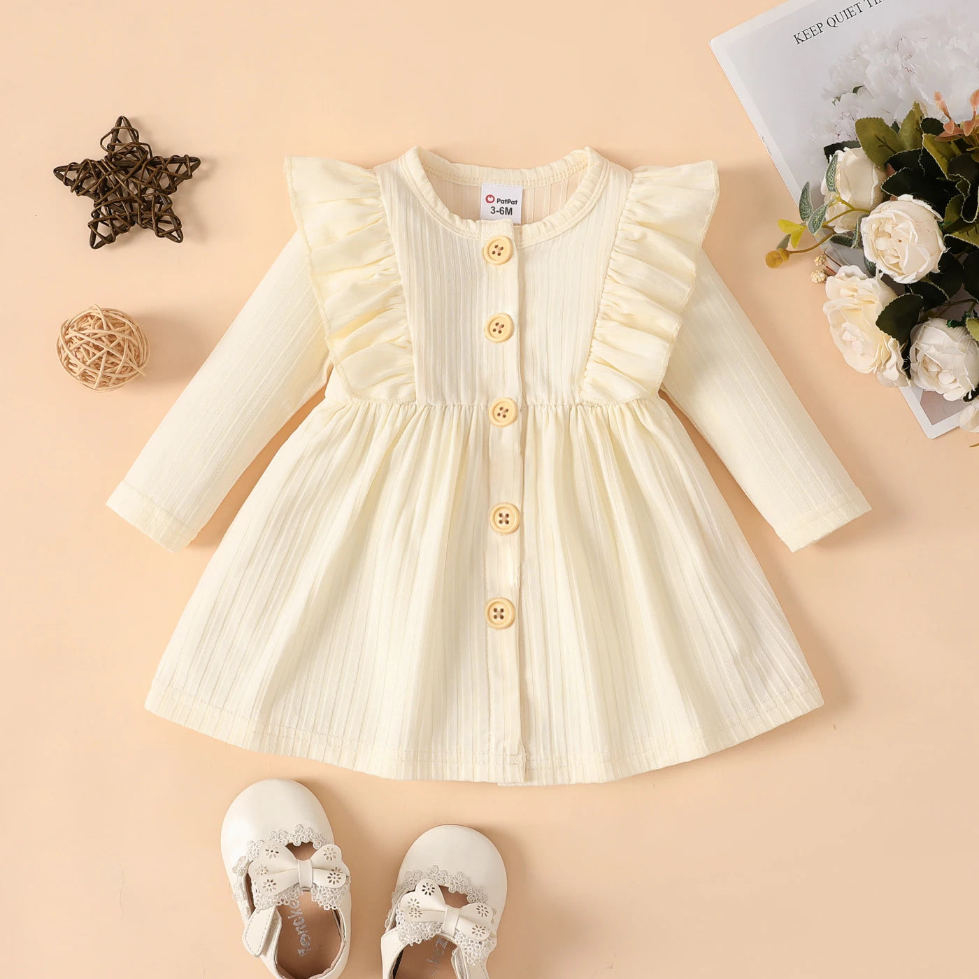 Baby-Kleid mit Rüschen und Knöpfen