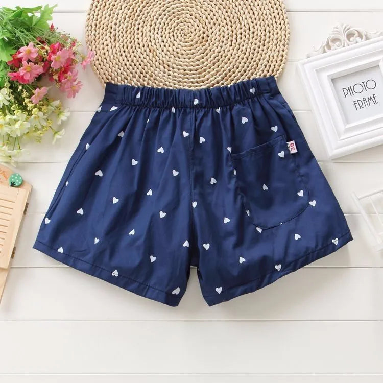 Zauberhafte Mädchen-Shorts mit Herzmuster und Schleifendetail