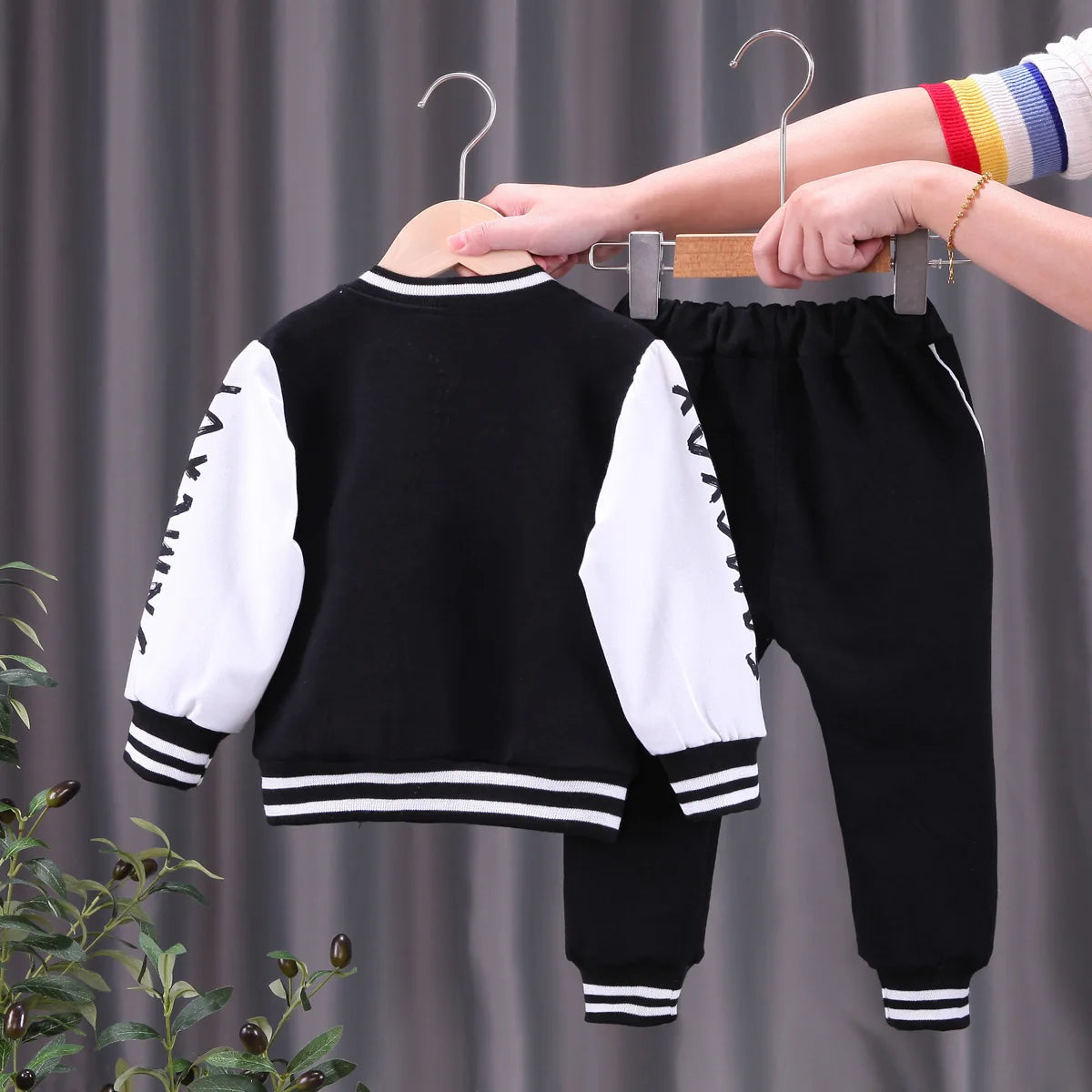 Stylisches Kinder-Set in Schwarz-Weiß