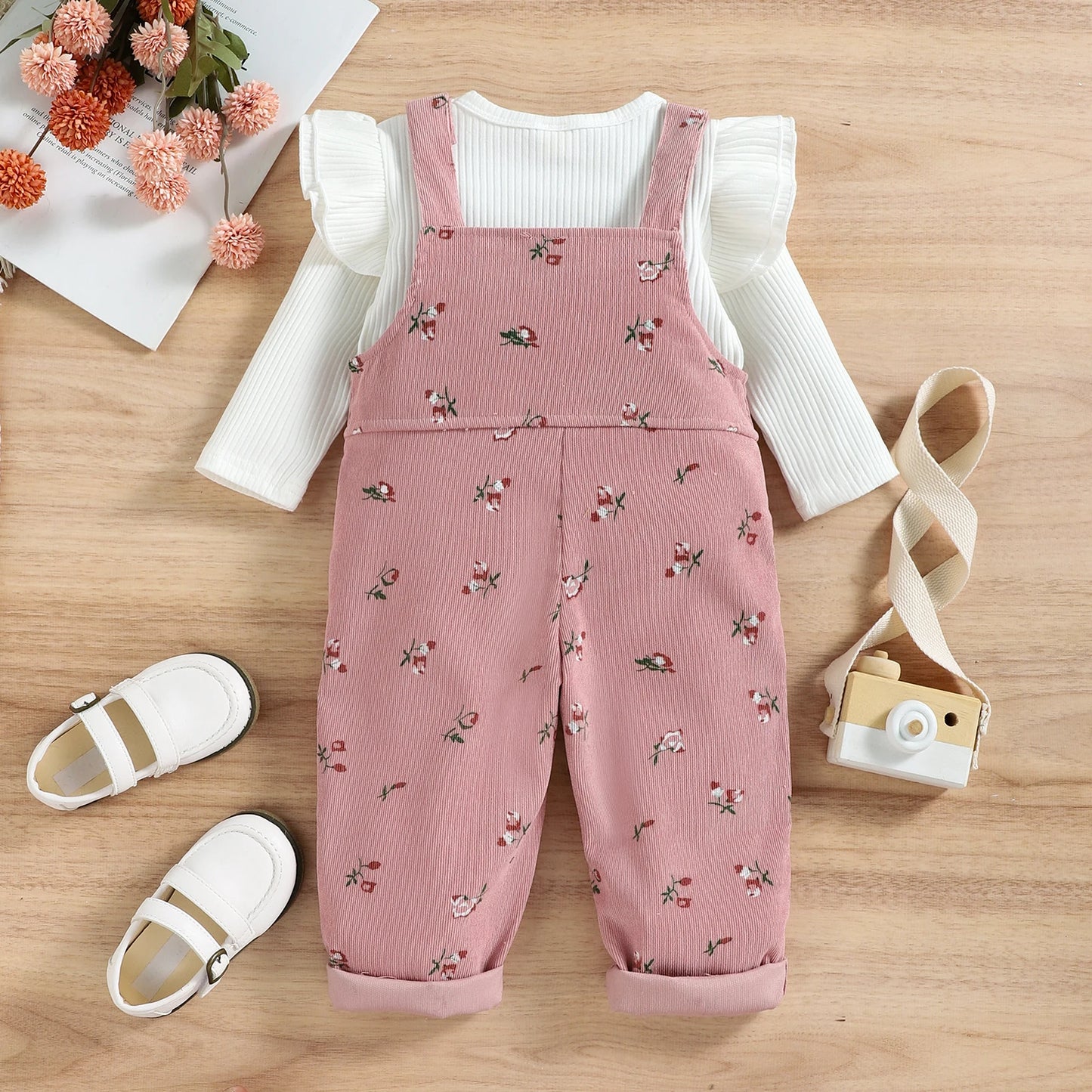 Niedlicher Baby-Overall mit Blumenmuster