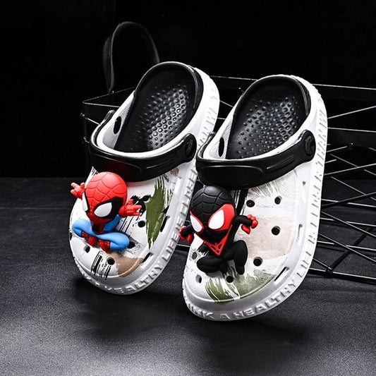 Kinder-Crocs mit Superhelden-Design