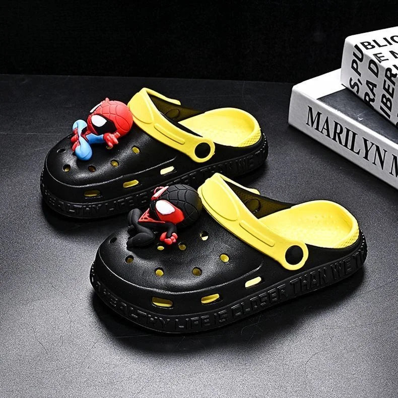 Kinder-Crocs mit Superhelden-Design