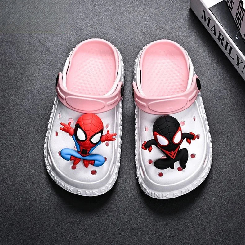 Kinder-Crocs mit Superhelden-Design