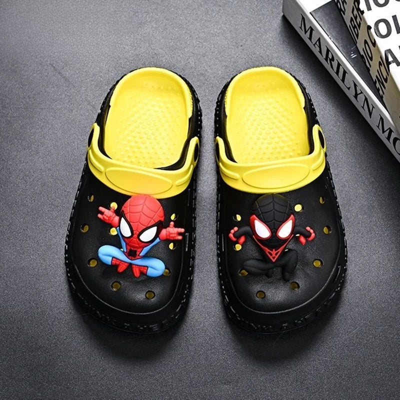 Kinder-Crocs mit Superhelden-Design