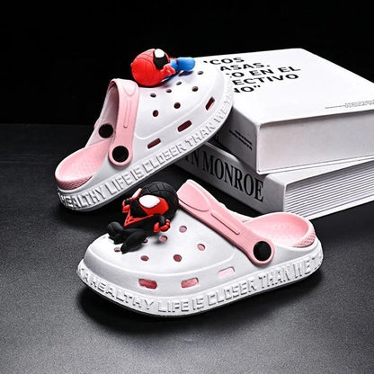 Kinder-Crocs mit Superhelden-Design