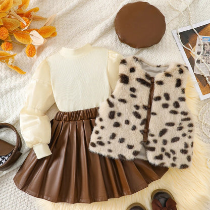 Stylisches Herbst- & Winter-Outfit mit Kunstleder-Rock & Kuschelweste