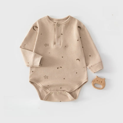 Baby Body aus strukturierter Baumwolle – Langarm Body mit Henley-Knöpfen