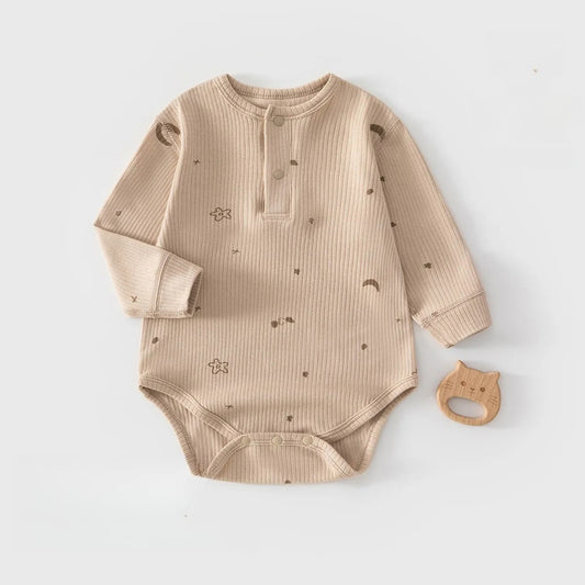 Baby Body aus strukturierter Baumwolle – Langarm Body mit Henley-Knöpfen