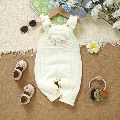 Baby Strickoverall mit Rüschen & Blumenstickerei – Gestrickter Baby Einteiler