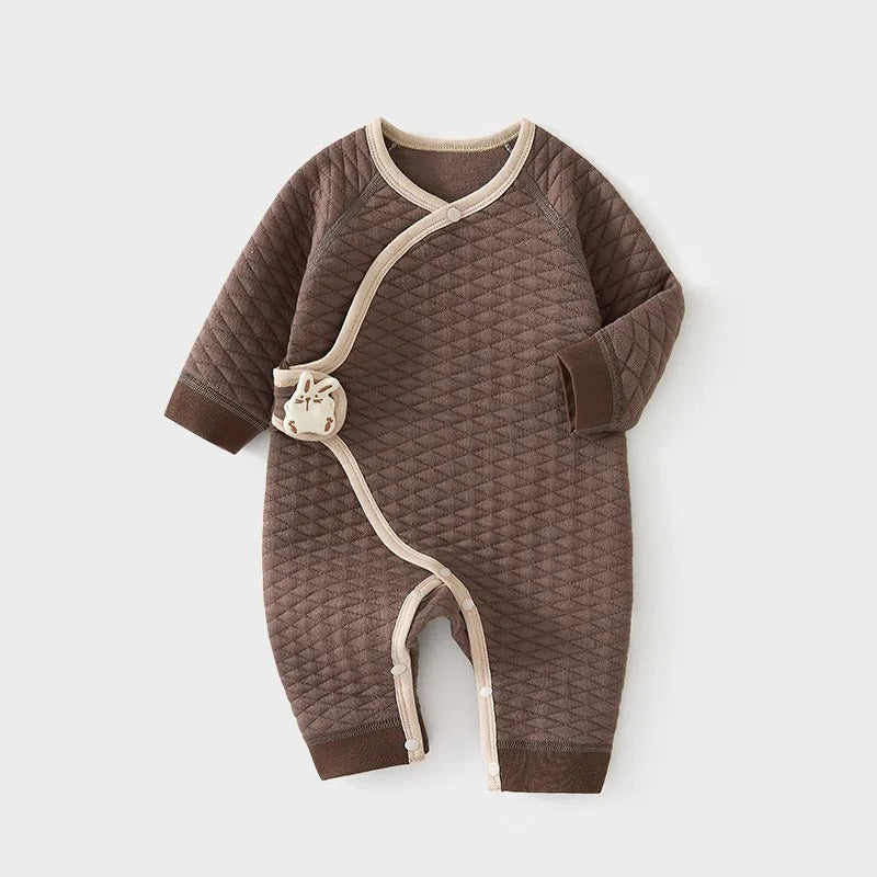 Gesteppter Baby Strampler aus Baumwolle – weicher Wickelstrampler mit Tiermotiv