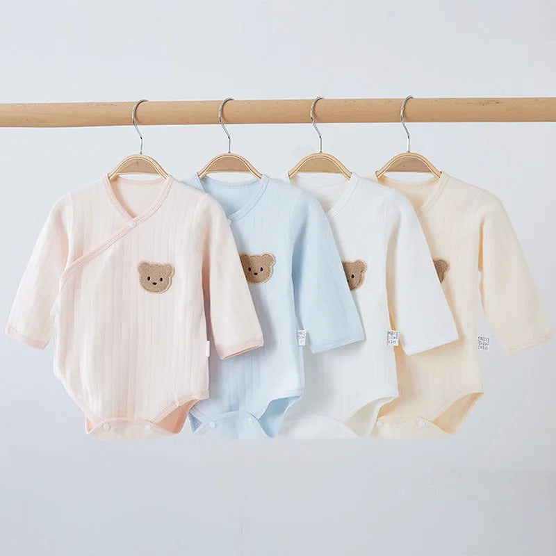 Baby Wickelbody mit Bären-Patch – gerippter Langarmbody