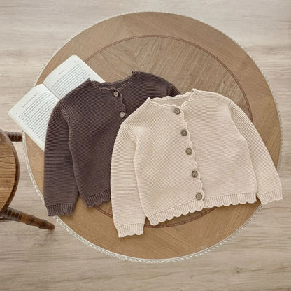 Baby Strickjacke mit Holzknöpfen