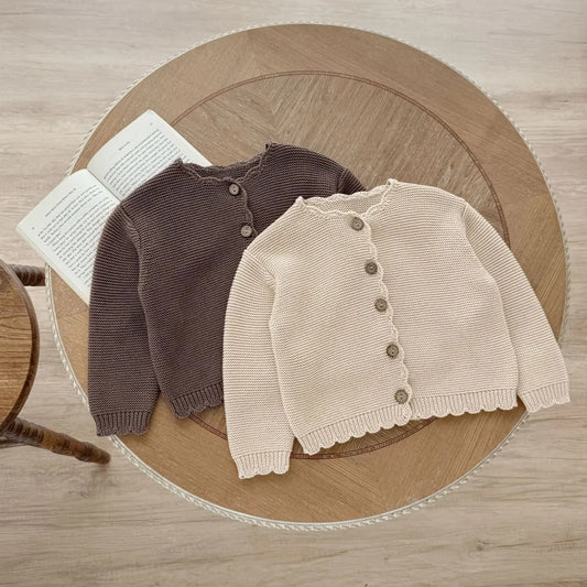 Baby Strickjacke mit Holzknöpfen