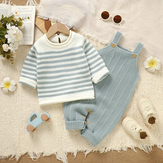 Baby Strickset 2-teilig – Pullover & Strampler mit Latz in Salbeigrün