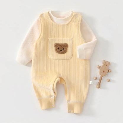 Kuscheliger Baby Strampler mit Bärchen-Tasche