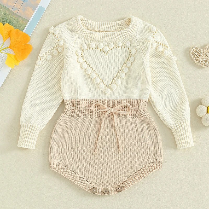 Strick Baby Body mit Herzmuster und Bindeband – Langarm Body für Mädchen