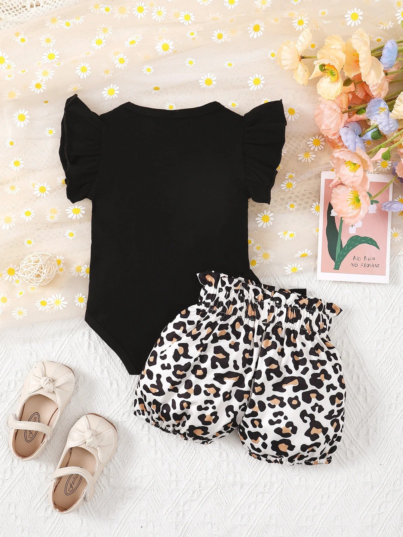 2-teiliges Set: Schwarzer Rüschen-Body & Leo-Shorts